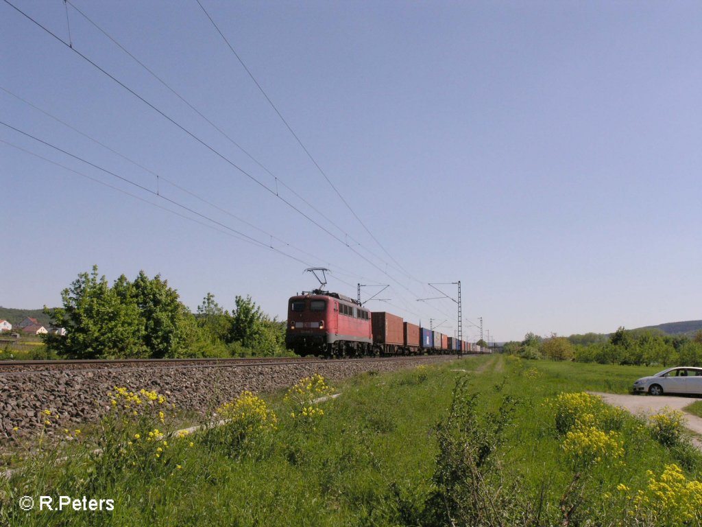 140 828-5 zieht bei Th�ngersheim ein Containerzug durchs Maintal. 10.05.08