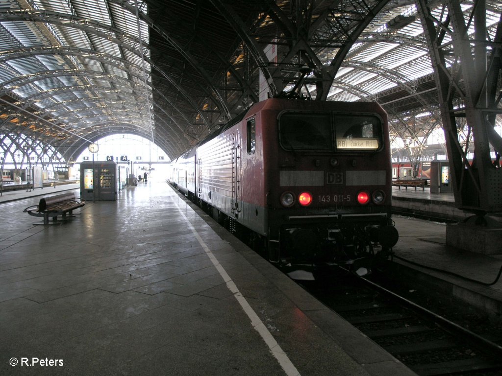 143 011-5 steht im Leipzig HBF mit der RB 130 26755 Zwickau(HBF). 21.12.09
