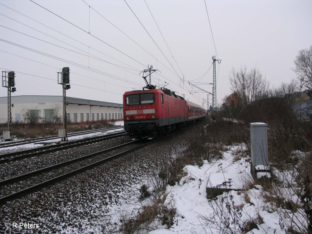 143 017-2 schiebt die RB 32517 Regensburg – Eggm�hl in den Bahnhof Obertraubling. 09.01.10


