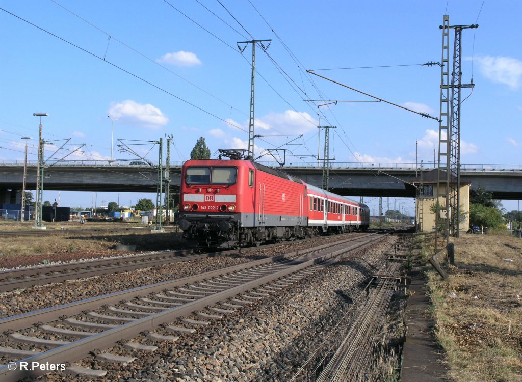 143 022-2 f�hrt in Regensburg Ost mit der RB 32528 Regensburg vorbei. 27.08.09
