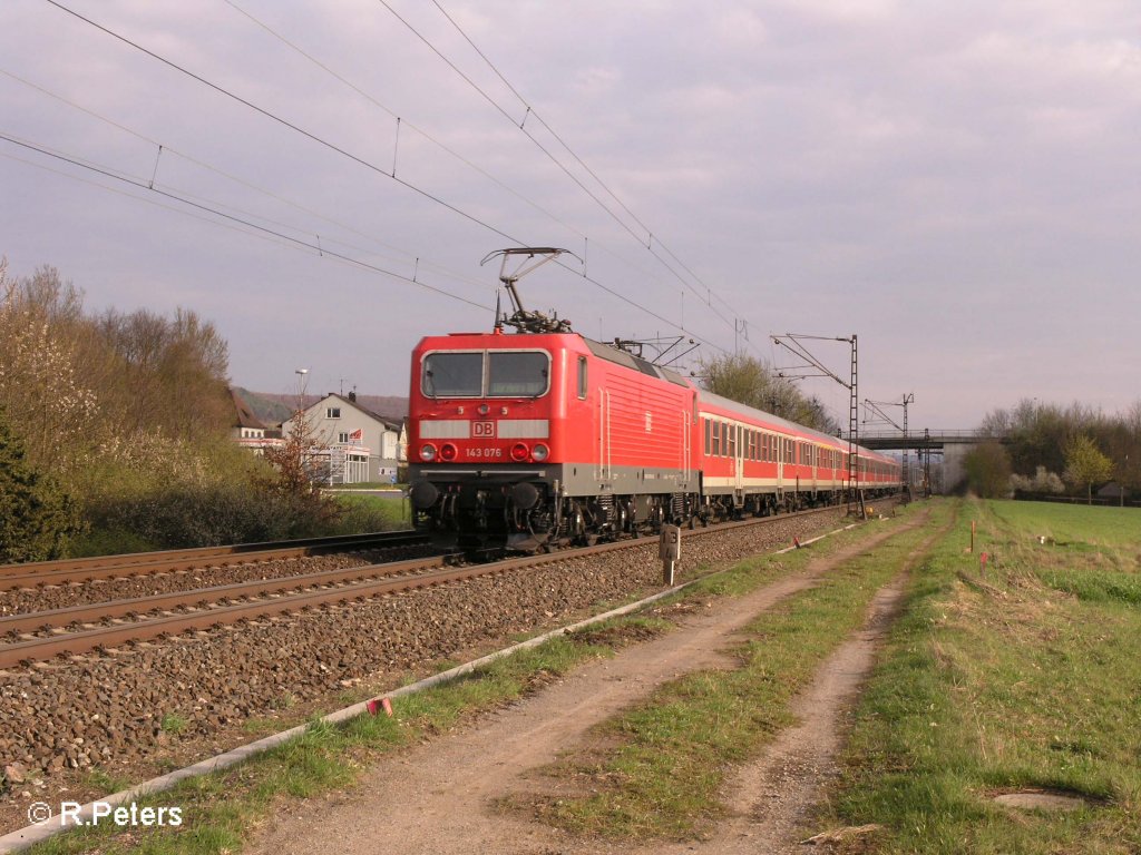 143 076 schiebt bei Th�ngersheim eine RB W�rzburg durchs Maintal .12.04.08