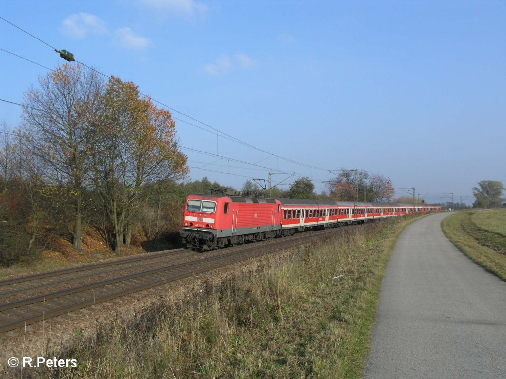 143 119-6 zieht eine RB erlangen durch die Kurve bei P�lling. 25.10.08