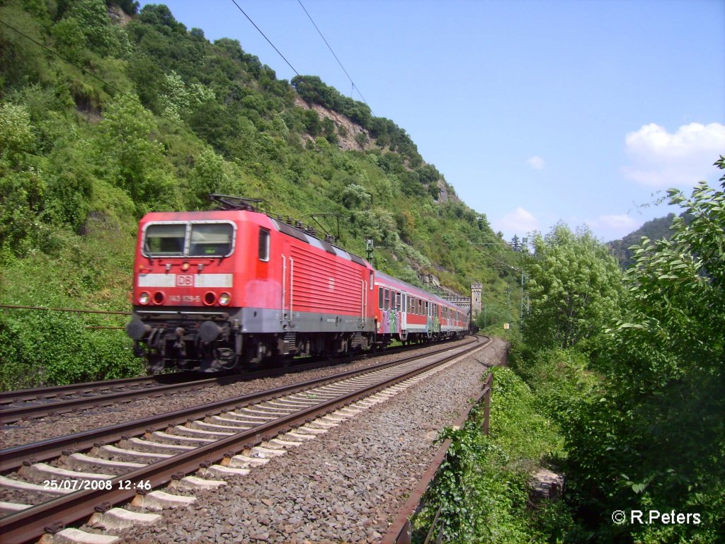 143 129-5 verl�sst den Tunnel von ST.Goars mit einer RB Mainz. 25.07.08