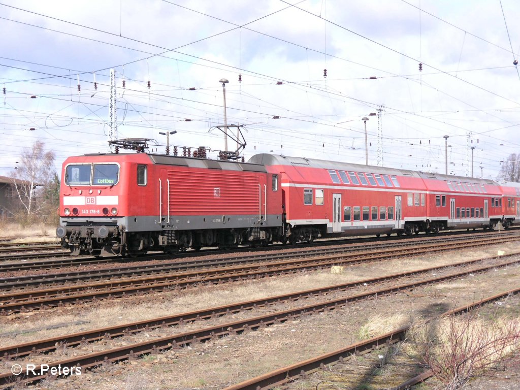 143 176-6 verl�sst Eisenh�ttenstadt mit einer RB Cottbus. 18.03.08