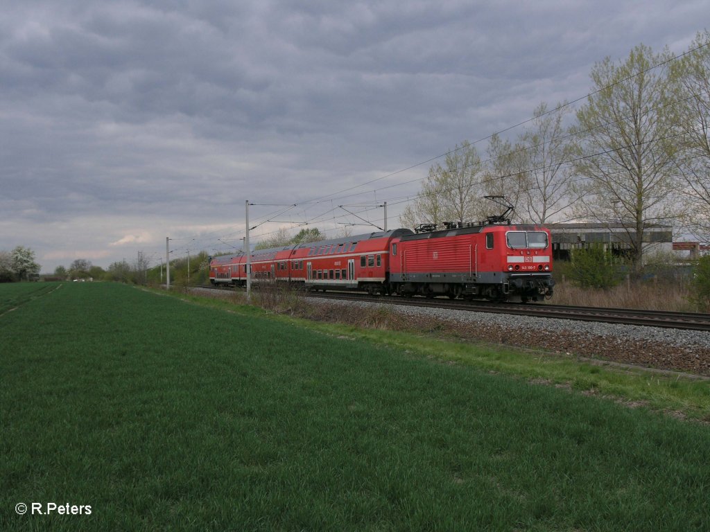 143 190-7 schiebt RE 17690 Leipzig HBF – Magdeburg HBF bei Podelwitz. 16.04.11
