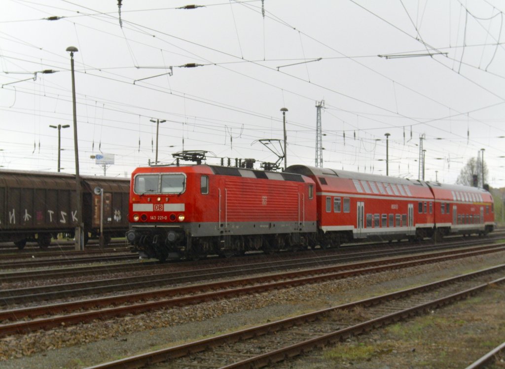 143 221-0 verl�sst Eisenh�ttenstadt mit RB11 Cottbus. 21.04.10