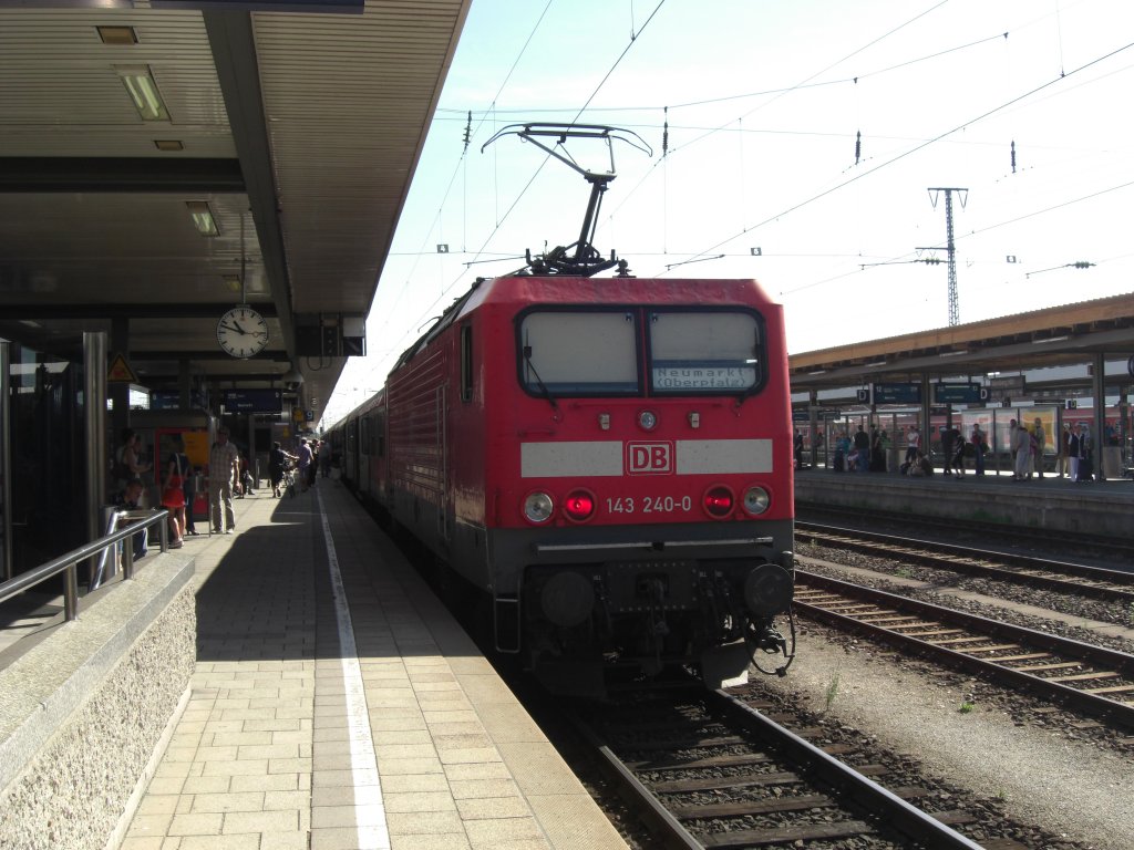 143 240-0 kam soeben aus  Neumarkt/Oberpfalz  im Nrnberger Hauptbahnhof  an. Aufgenommen am 21. August 2010.