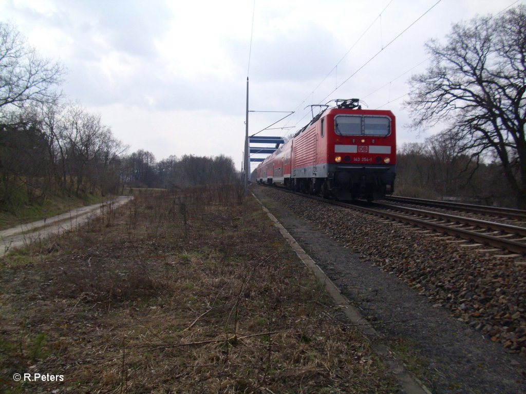 143 254-1 f�hrt mit RE 18210 Frankfurt/Oder. 31.03.11