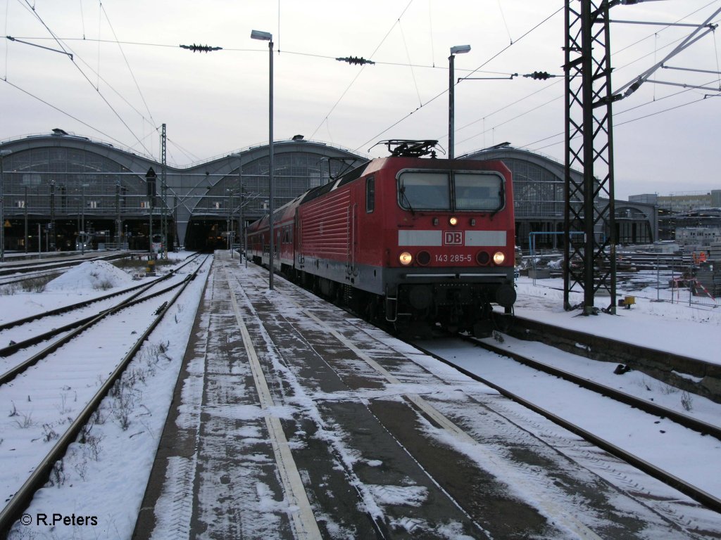 143 285-5 verl�sst Leipzig HBF als RB Wei�enfels. 21.12.09
