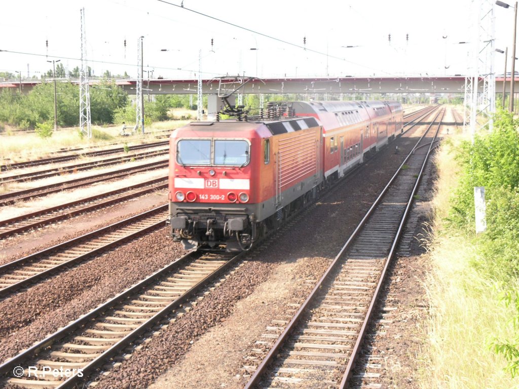 143 300-2 schiebt ihre RB Frankfurt/oder durch Eisenh�ttenstadt. 06.06.08