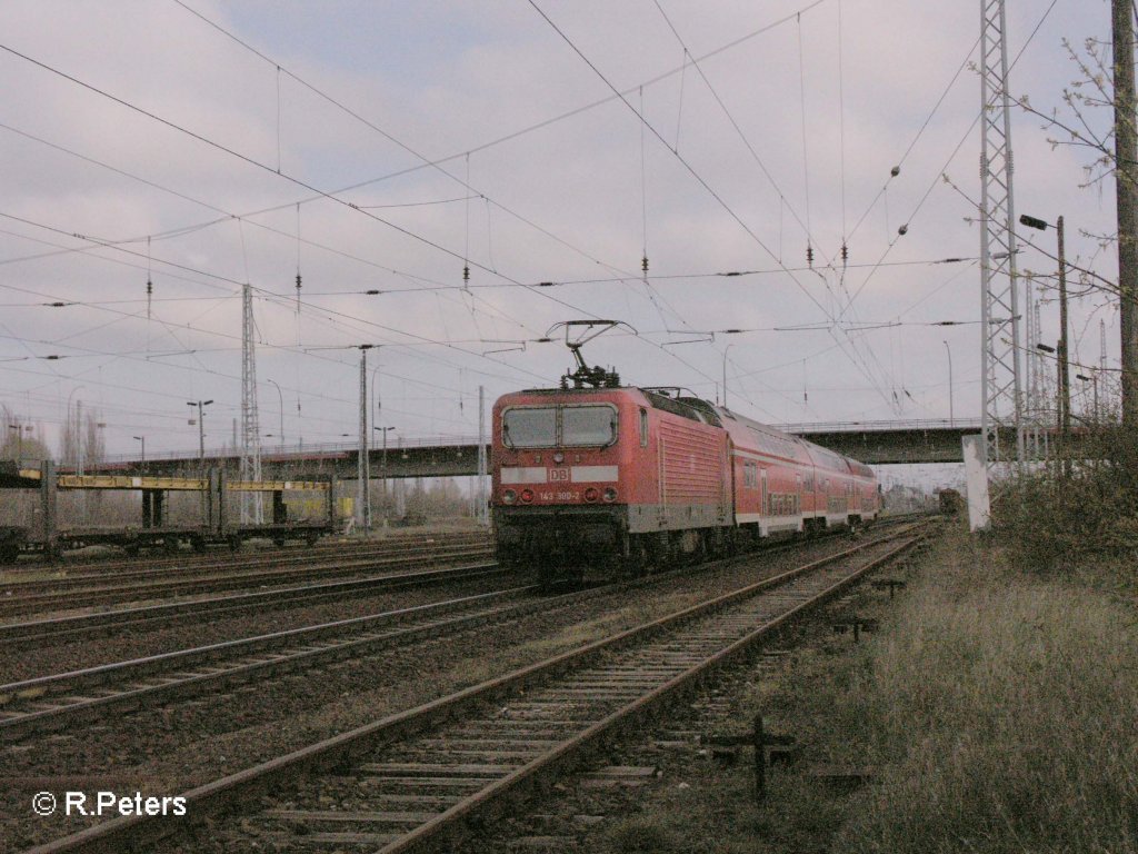 143 300-2 schiebt den RB11 Frankfurt/Oder durch Eisenh�ttenstadt. 19.04.08