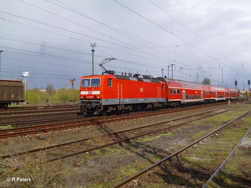143 305-1 schiebt den RB11 Frankfurt/Oder in den Bahnhof Eisenh�ttenstadt. 21.04.10