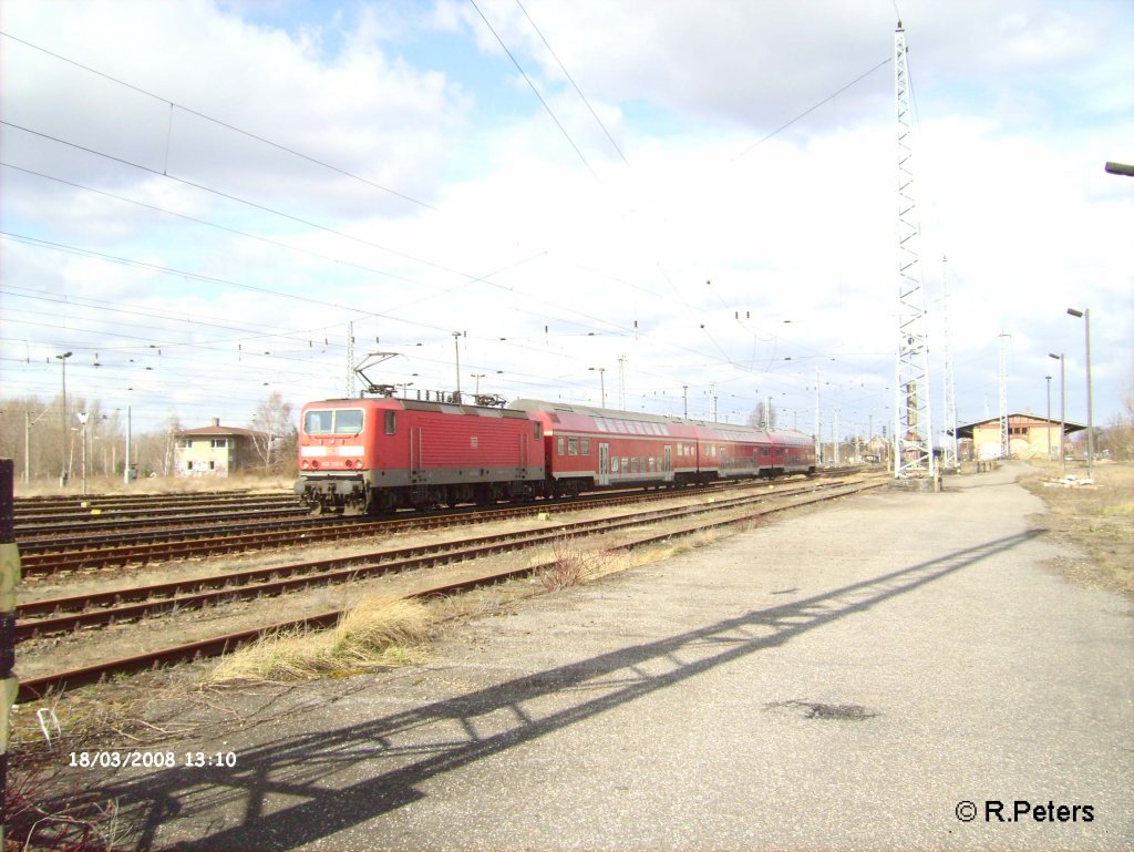 143 333-3 schiebt eine RB Frankfurt/Oder in den Bahnhof Eisenh�ttenstadt. 18.03.08