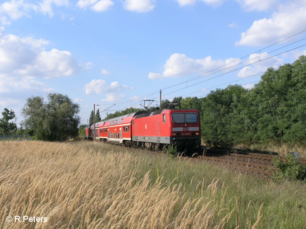 143 360-6 und 112 188 ziehen kurz vor Eisenh�ttenstadt den RB11 Cottbus. 21.08.08
