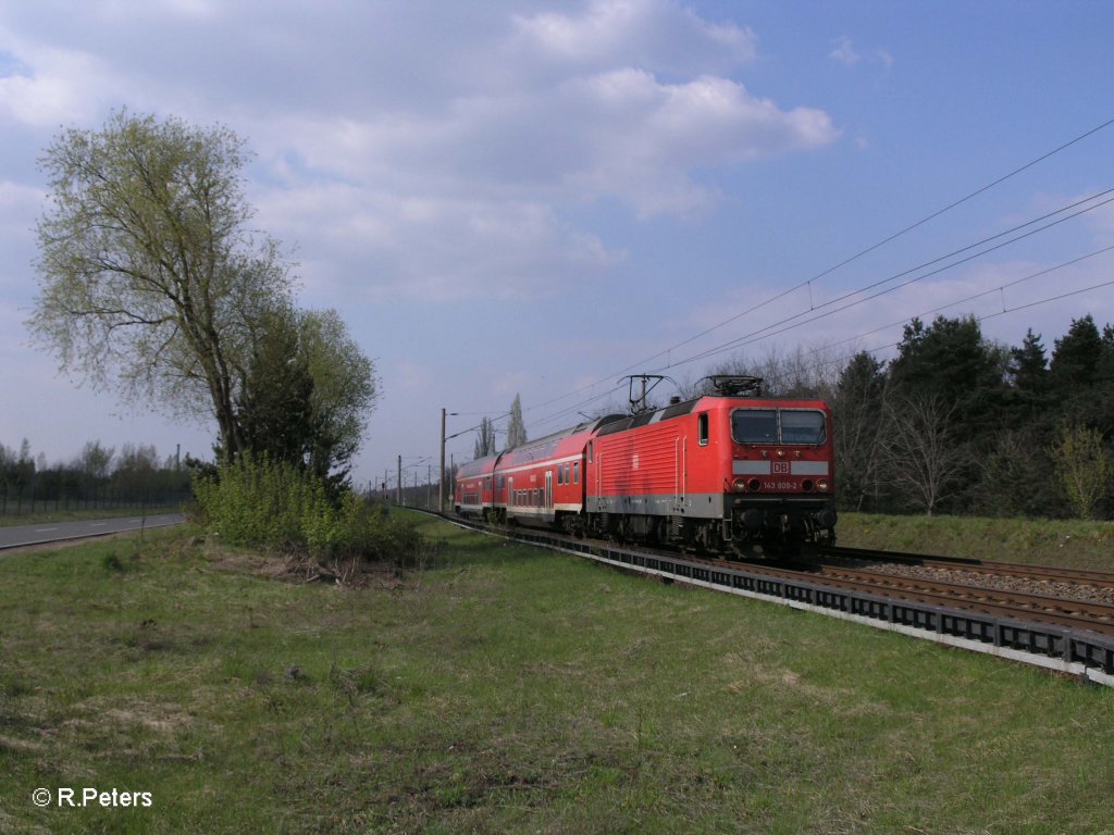143 809-2 erreicht gleich Eisenh�ttenstadt als RE 18225 Cottbus 18.04.11
