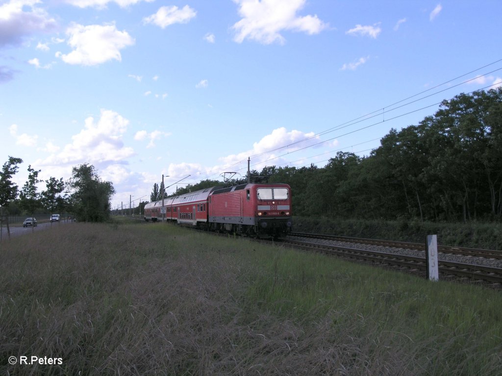 143 868-8 zieht kurz vor Eisenh�ttenstadt den RB11 Cottbus. 28.05.09