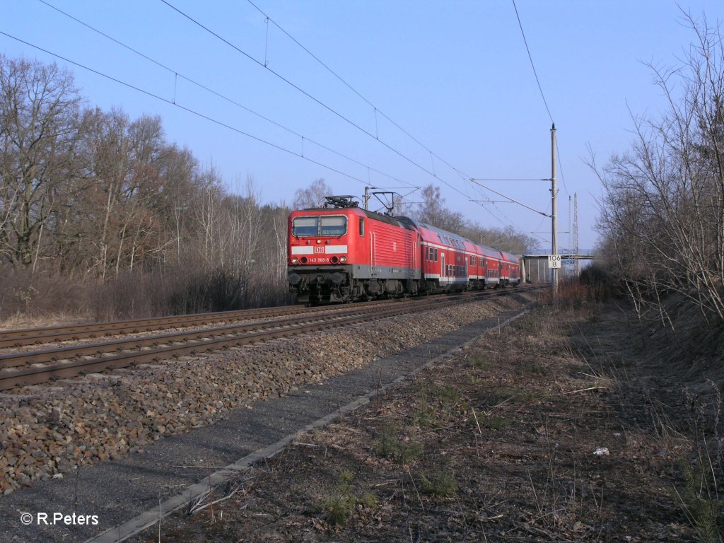 143 868-8 zieht den RE 18211 Cottbus durch Eisenh�ttenstadt. 09.03.11