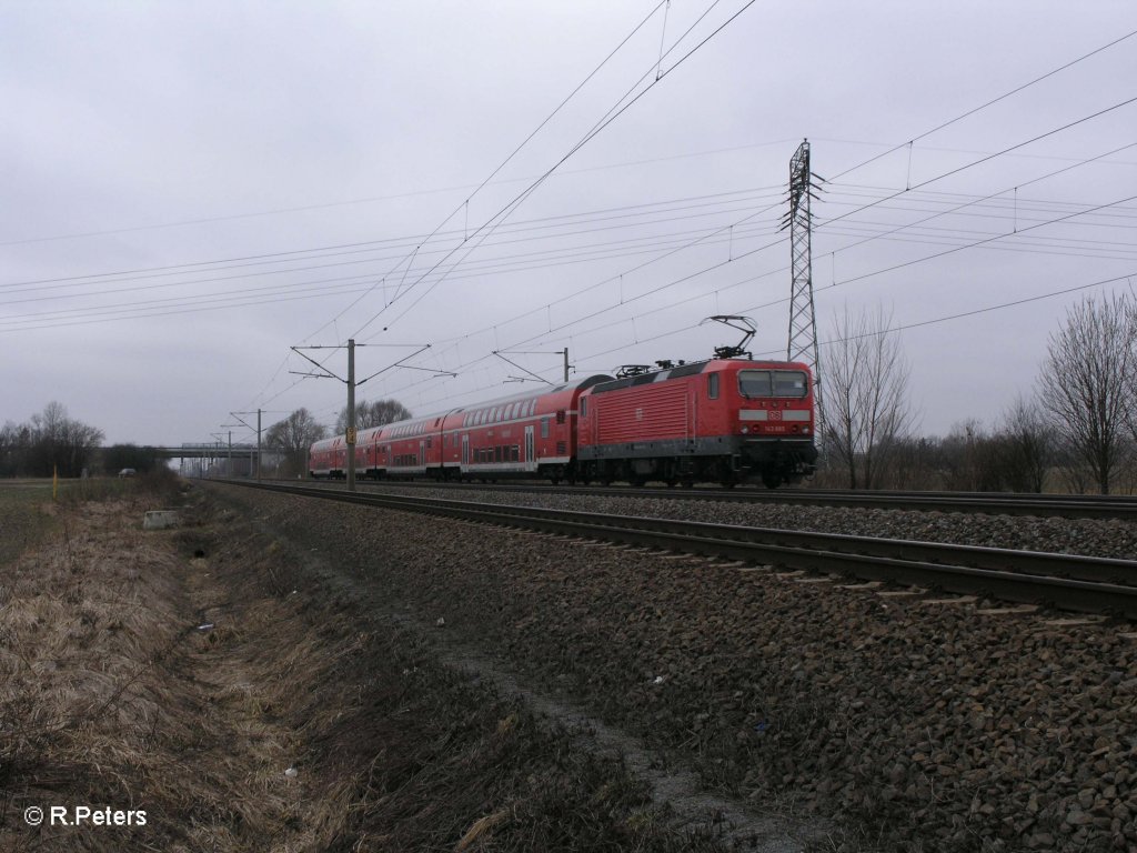 143 885 schiebt ein RE nach Leipzig aus Mei�en bei Borsdorf. 05.03.11