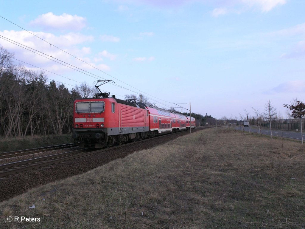 143 889-4 schiebt RE 18229 Cottbus bei Eisenh�ttenstadt. 01.04.11