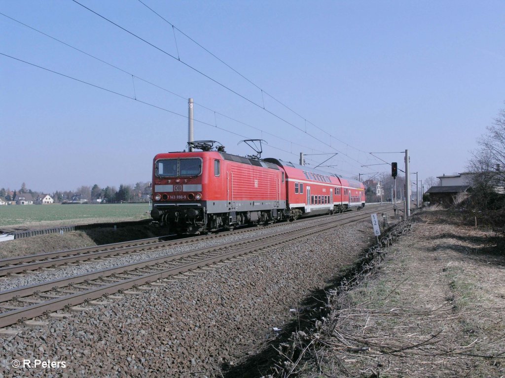 143 896-9 zieht bei Miltitz die RB26417 Leipzig - Wei�enfels. 29.03.11
