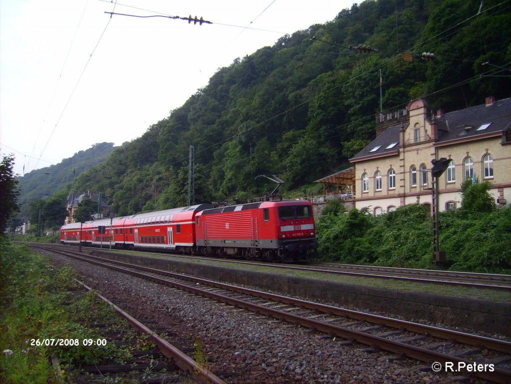 143 910-8 verl�sst Bacharach mit einer RB Mainz geschoben. 26.07.08