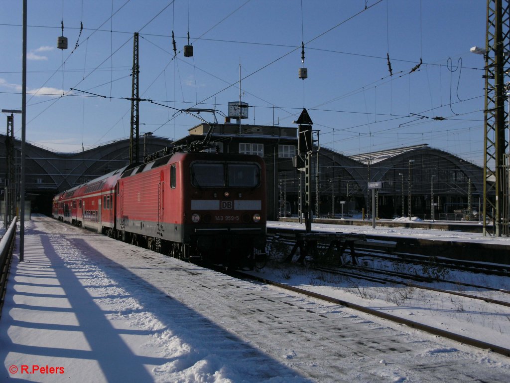 143 959-5 verl�sst Leipzig HBF mit der RB 5 Flughafen Leipzig/Halle. 21.12.09
