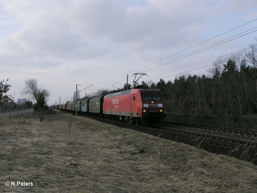 145 024-6 mit gemischten G�terzug bei Eisenh�ttenstadt. 01.04.11