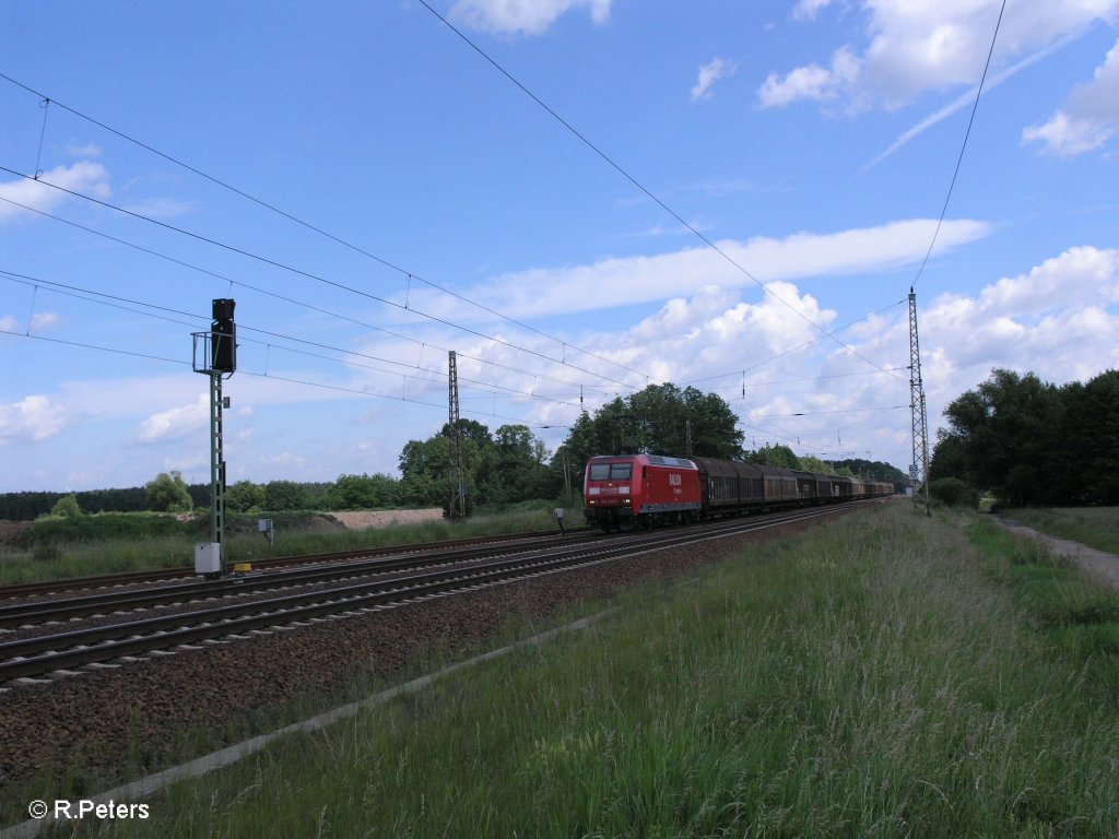 145 033-7 zieht ein gedeckten G�terzug nach Berlin bei Briesen(Mark).02.06.09