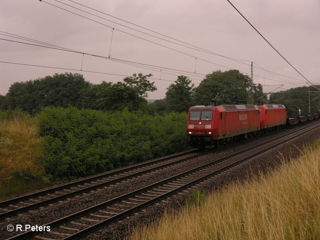 145 060-0 zieht in Doppeltraktion ein Stahlbansenzug bei Jacobsdorf(Markt)
. 13.07.08