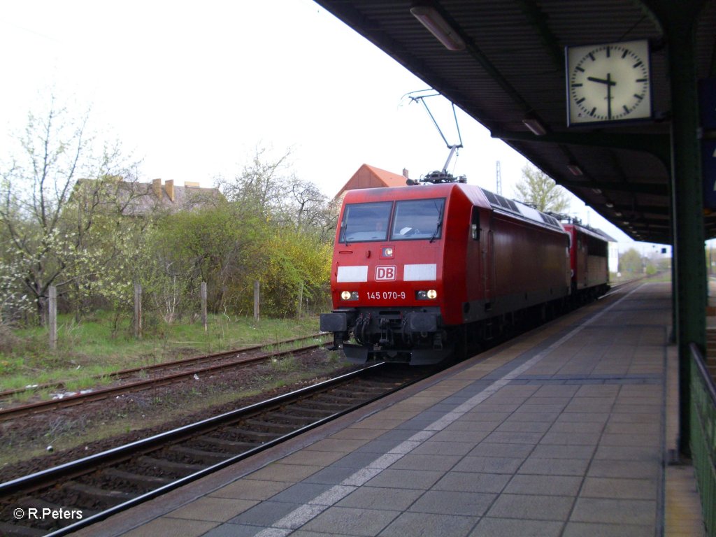 145 070-9 �berf�hrte eien 155 als sie durch Eisenh�ttenstadt rollte. 21.04.10