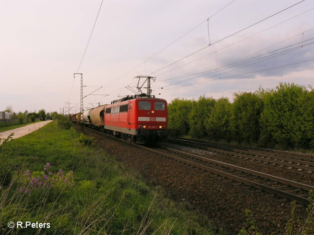 151 035-3 zieht bei Obertraubling ein gemischten G�terzug. 03.05.08