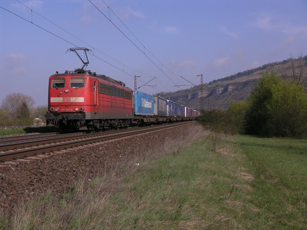 151 047-8 zieht ein Wechselpritschenzug durchs Maintal bei Th�ngersheim. 12.04.08