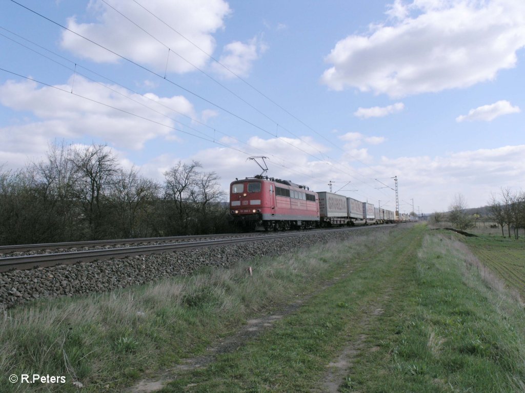 151 058-5 zieht ein Wechselpritschenzug bei Th�ngersheim.10.04.10