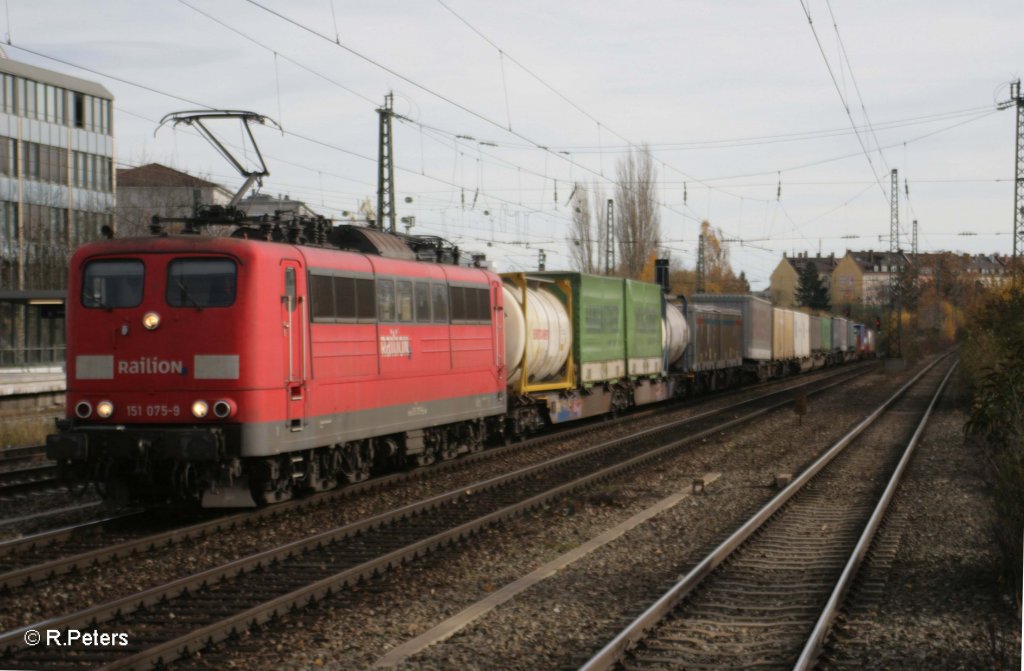 151 075-9 mit KLV am Heimeranplatz in M�nchen. 04.11.10