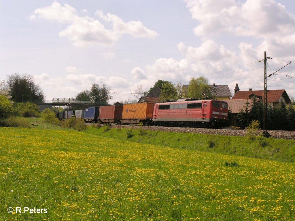 151 132-8 zieht bei Edlhausen ein Containerzug. 03.05.08