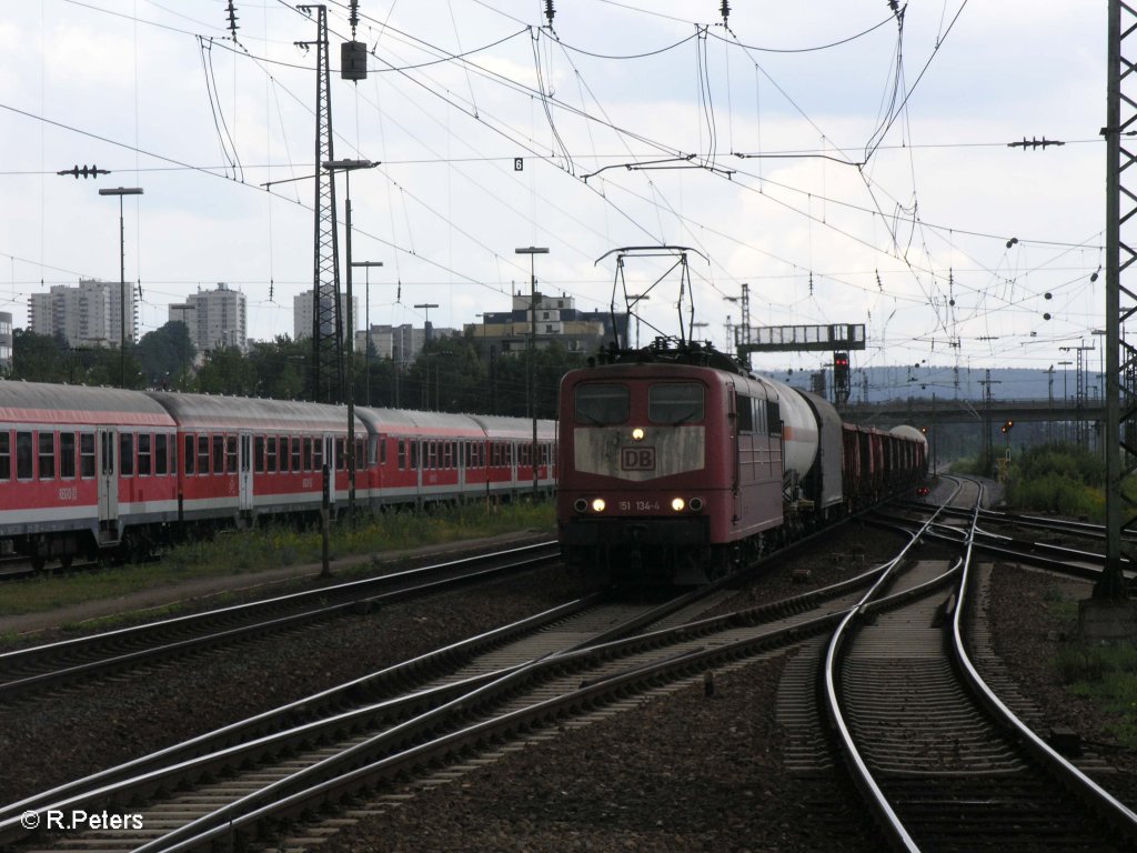 151 134-4 zieht ein gemischten G�terzug durch Regensburg HBF. 20.06.09
