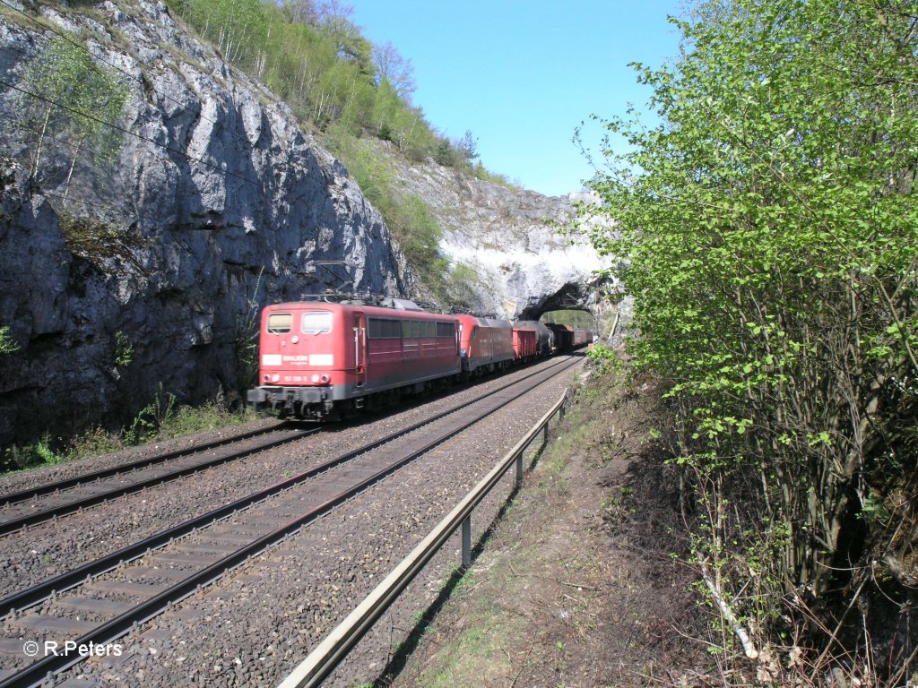151 139-3 und 182 022-8 ziehen einen gemischten G�terzug durchs Felsentor. 29.04.10