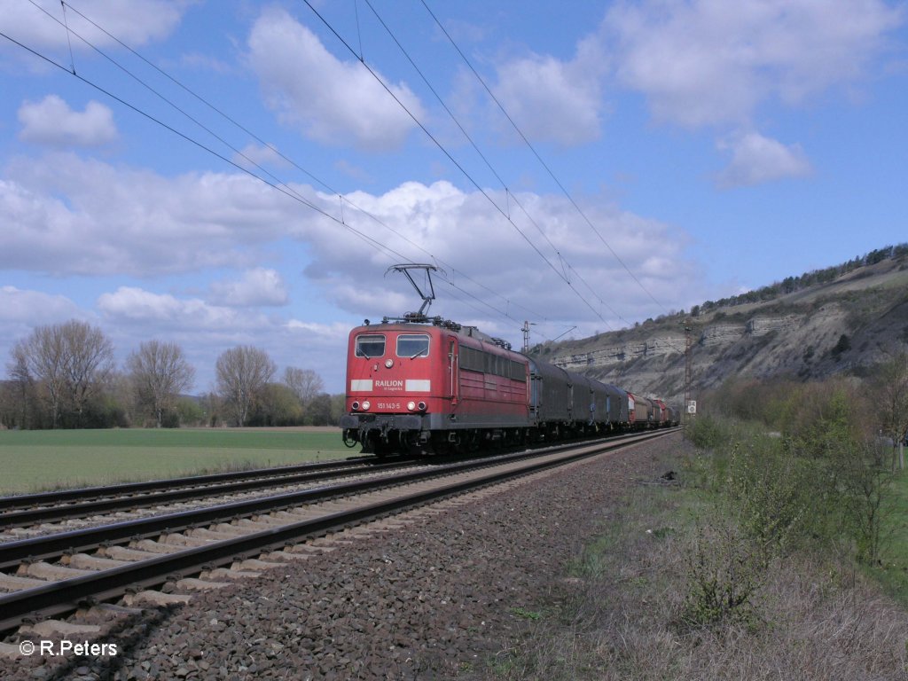 151 143-5 zieht bei Th�ngersheim ein gemischten G�terzug. 10.04.10