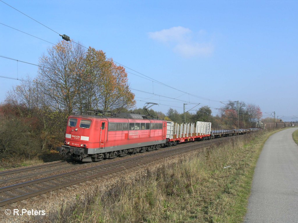 151 143-5 zieht ein gemischten G�terzug bei P�lling durch die Kurve. 25.10.08