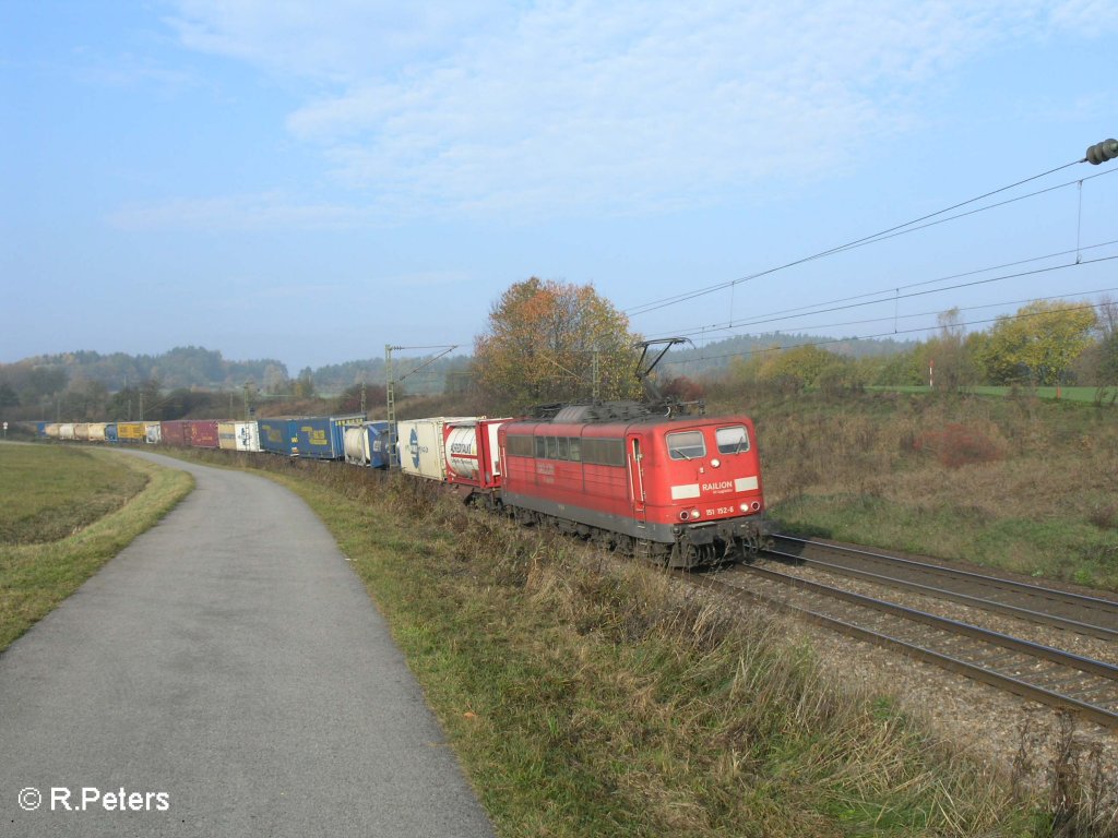 151 152-6 zieht bei P�lling ein Intermodalzug durch die Kurve. 25.10.08