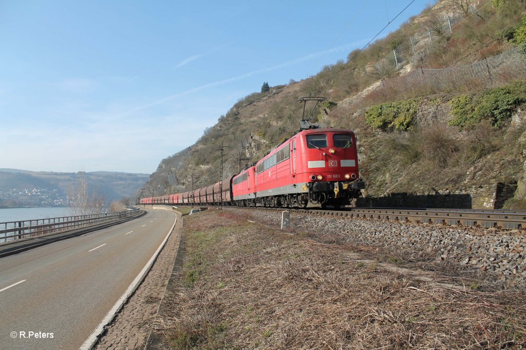 151 168-2 in Doppeltraktion mit Kohlezug bei Kaub. 06.03.13
