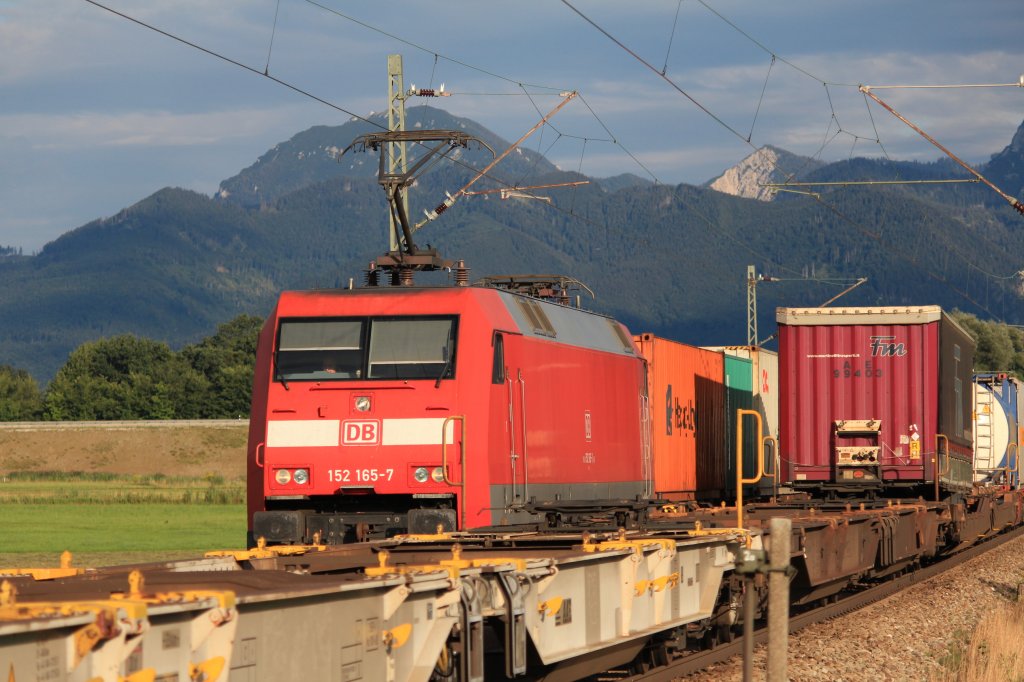 152 165-7 etwas verdeckt von einem entgegenkommenden G�terzug bei Bernau am Chiemsee, am 9. August 2012.