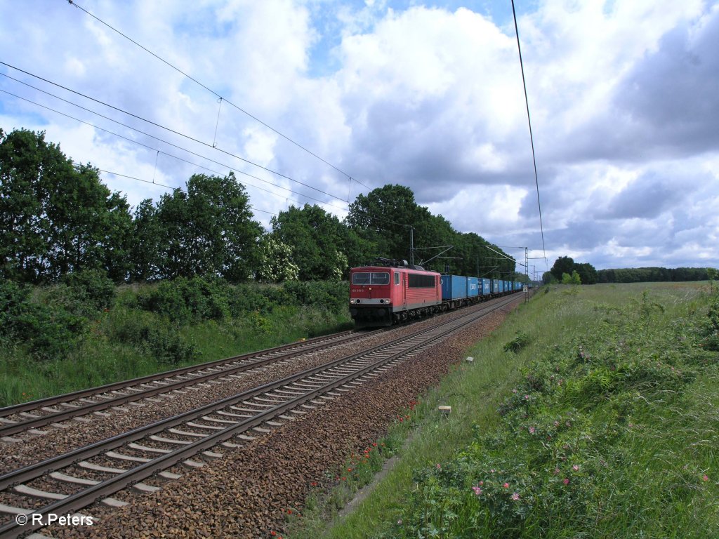 155 019-3 zieht bei Jacobsdorf(Mark) ein Cintainerzug von der Oderbr�cke. 29.05.09