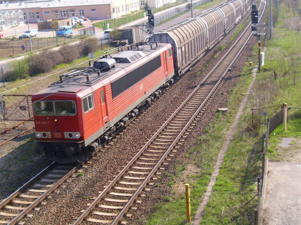 155 036-7 verl�sst Schkeuditz  mit einem gedecktem G�terzug. 23.04.10