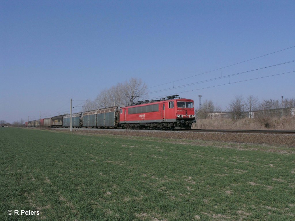 155 110-0 mit gedecktem G�terzug bei Podelwitz. 29.03.11