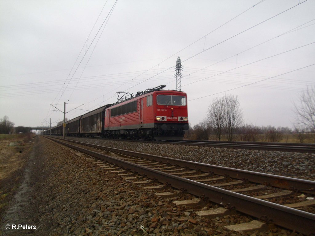 155 132-4 mit gedeckter G�terzug bei Borsdorf. 05.03.11