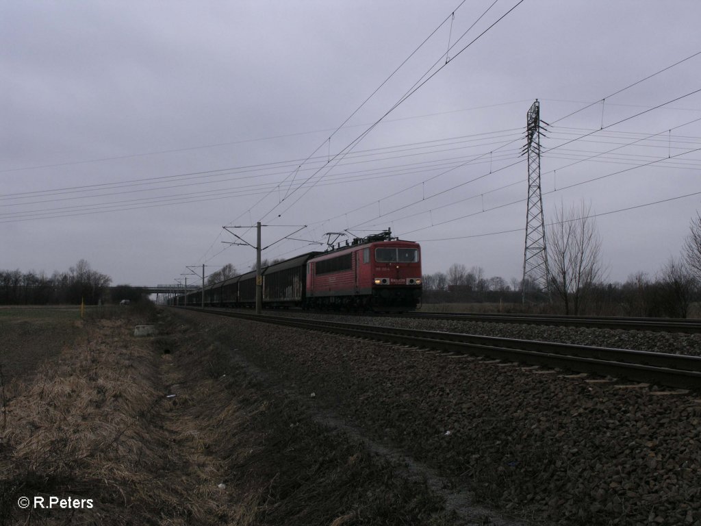 155 132-4 zieht bei Borsdorf ein gedeckten G�terzug. 05.03.11