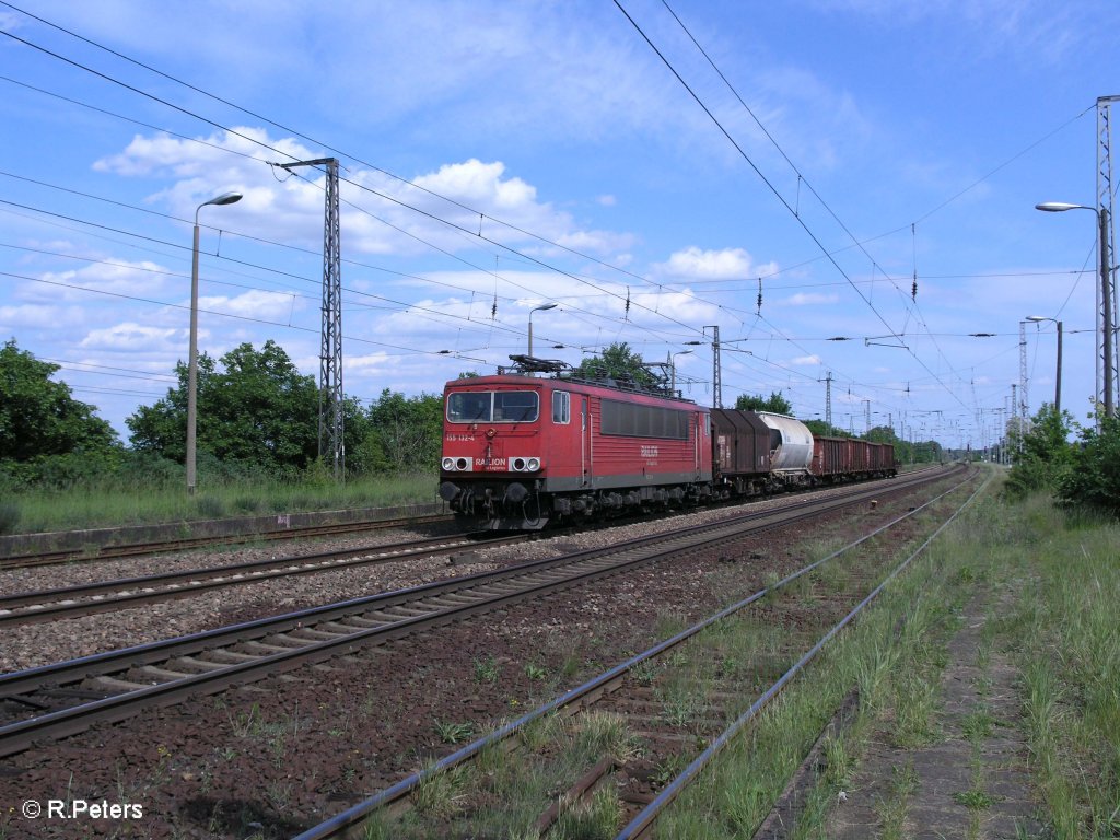 155 132-4 zieht ein kurzen gemischten G�terzug durch Saarmund. 24.05.09