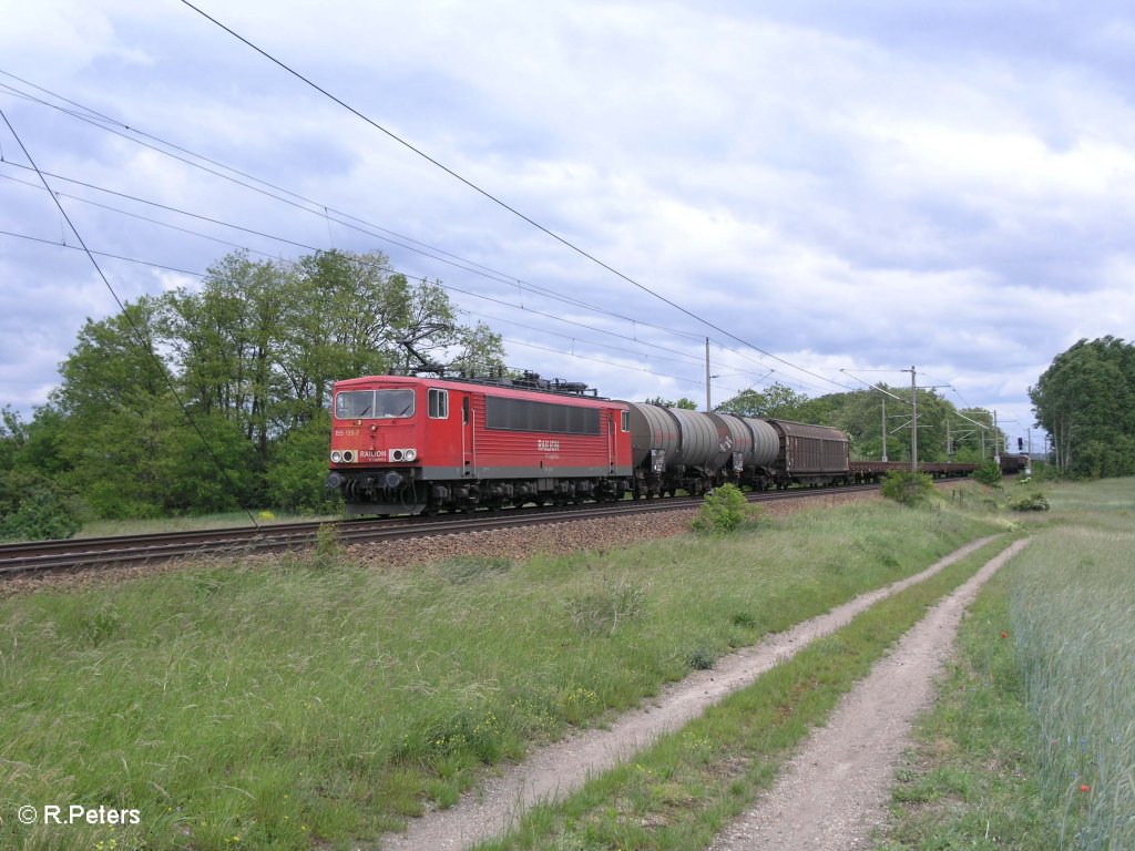155 135-7 zieht kurz vor Jacobsdorf(Mark) ein gemischten G�terzug. 29.05.09