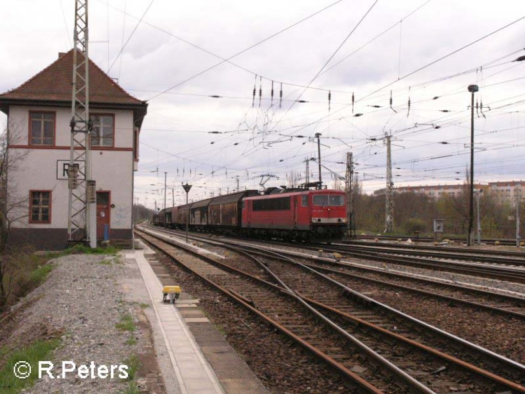 155 160-5 f�hrt mit ein Gedeckten G�terzug von der Oderbr�cke komment in Frankfurt/Oder ein.20.04.08